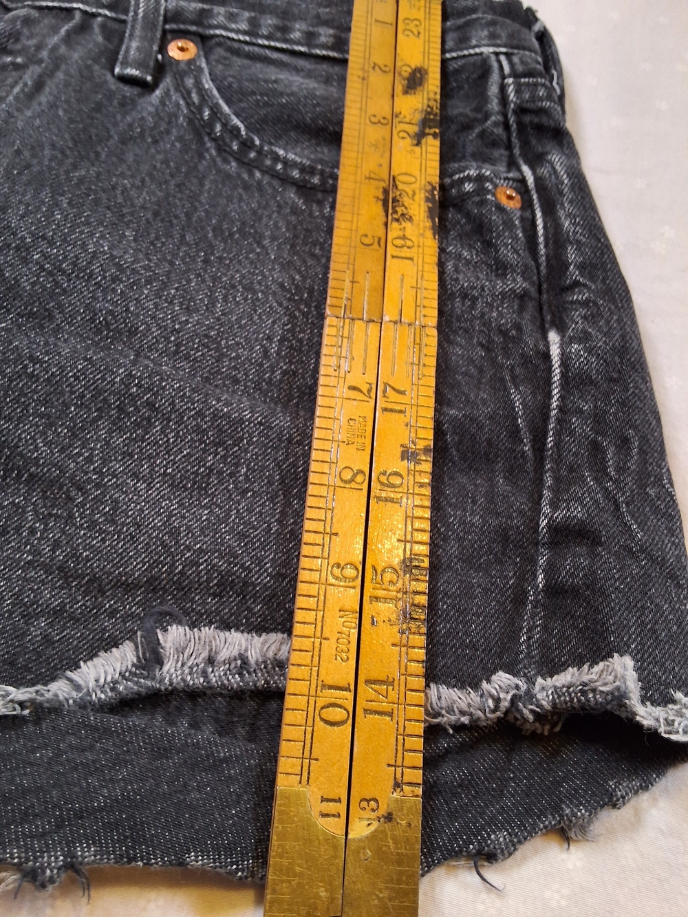 Levi's Womens Gray Straight Jeans Shorts with Signature Back Pocket - Picture 3 of 10